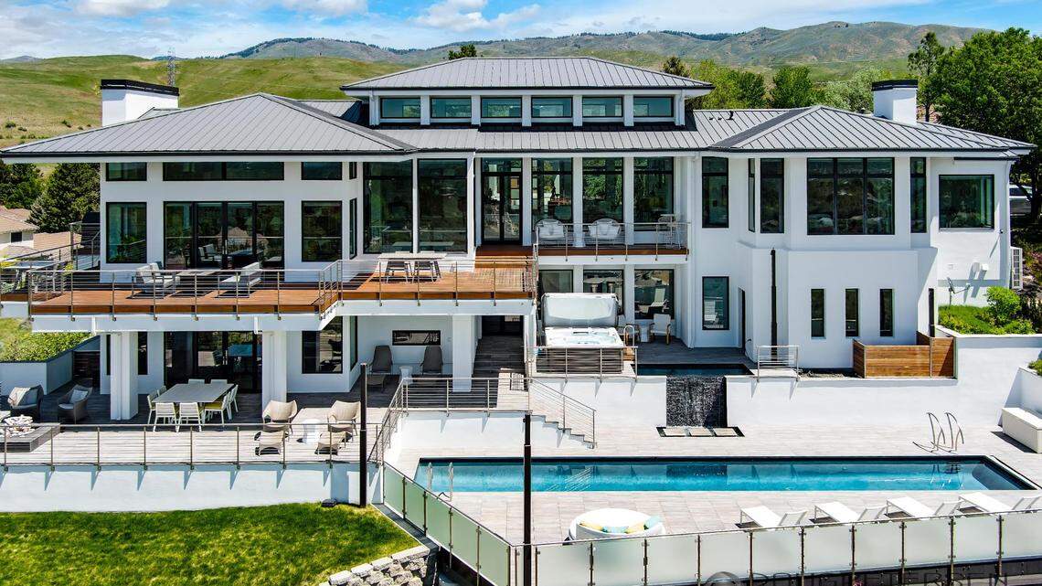 Grand luxury estate in Boise Highlands with manicured gardens